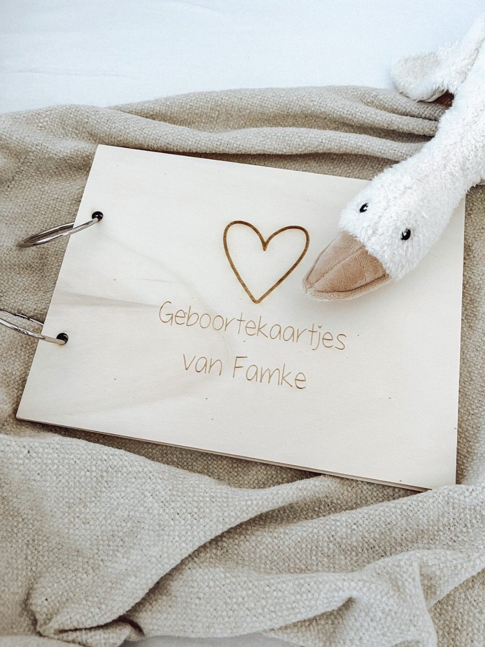 Geboortekaartjes bewaarbundel A5 - Gepersonaliseerd - yourlittlefamily-nl - Geboortekaartjes bewaarbundel A5 met eend en hartje