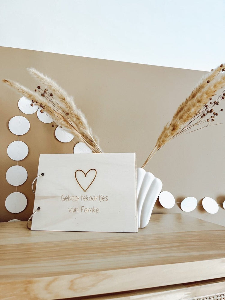 Geboortekaartjes bewaarbundel A5 - Gepersonaliseerd - yourlittlefamily-nl - Houten bewaarbundel voor geboortekaartjes met een hartje 