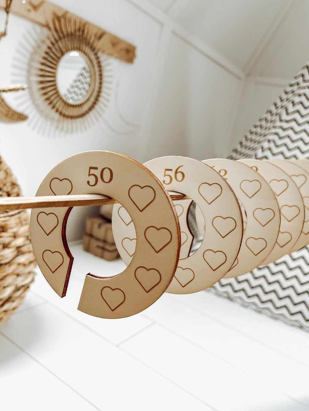 Houten maathangers hartjes (50 t/m 98) - yourlittlefamily-nl - Houten maathangers hartjes (50 t/m 98) aan een stok