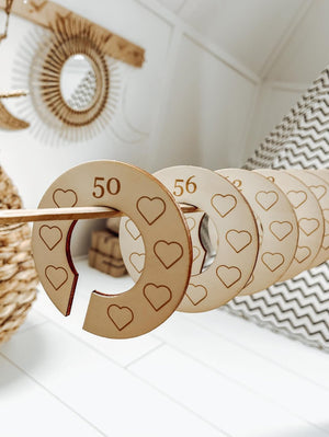 Houten maathangers hartjes (50 t/m 98) - yourlittlefamily-nl - Houten maathangers hartjes (50 t/m 98) aan een stok