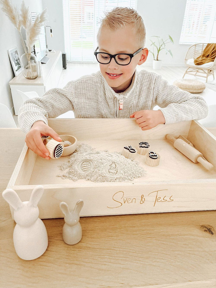 Houten paas stempels - yourlittlefamily-nl - Paasstempels en kinetisch zand met jongen die aan het spelen is. 